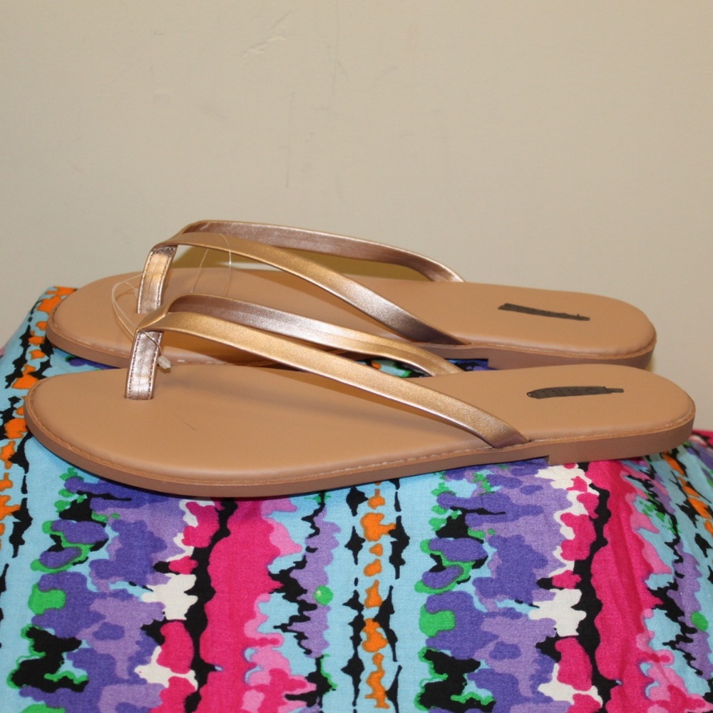 Torrid Women size 12 Wide (W) Slip On Thong Sandal